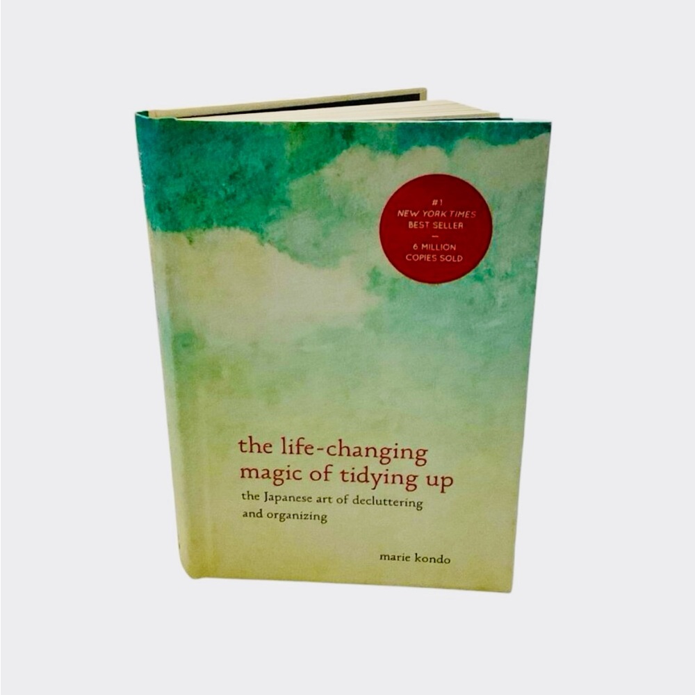 BOOK The Life Changing Magic of Tidying Up Marie Kondo Japanese Decluttering